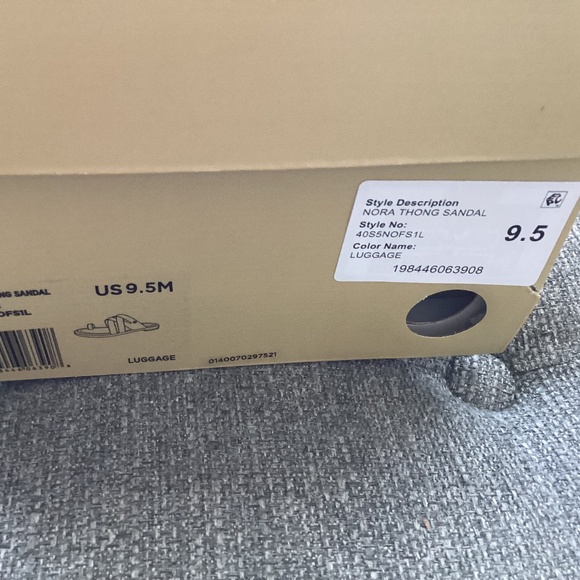 MICHAEL Michael Kors Nora Toe Ring Leather Sandals, size 9.5 - Picture 9 of 12